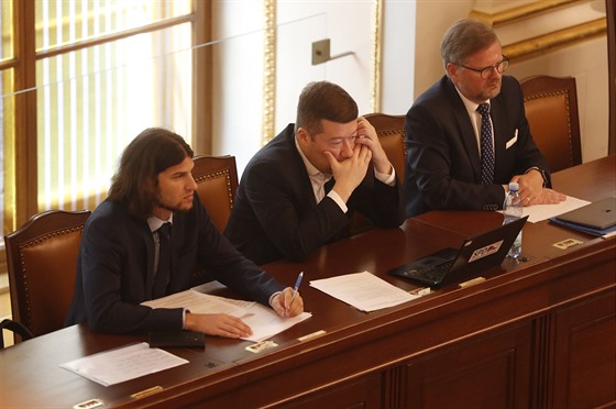 Zleva: poslanec Pirát Vojtch Pikal, pedseda SPD Tomio Okamura a pedseda ODS...