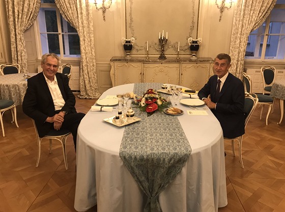 Premiér Andrej Babi dorazil do zámku v Lánech na pravidelnou schzku s...
