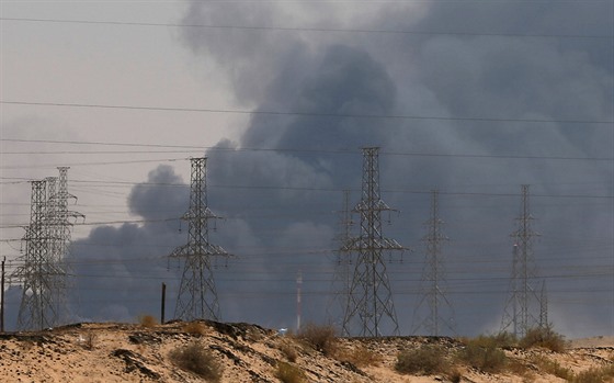 Ve dvou ropných zaízeních na východ Saúdské Arábie vypukl poár. (14. záí...