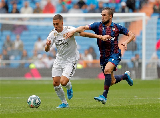 Eden Hazard z Realu Madrid (vlevo) vede balon v utkání proti Levante. Stíhá jej...