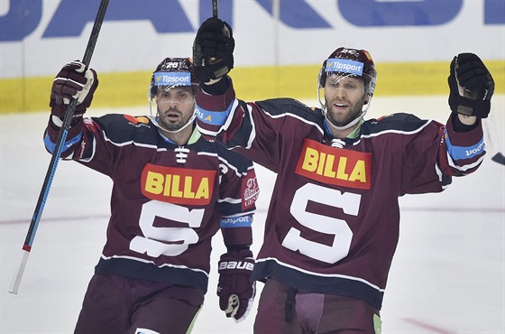 Hokejové Spartě je hej, musí se však obejít například bez kapitána Michala Řepíka (vlevo).