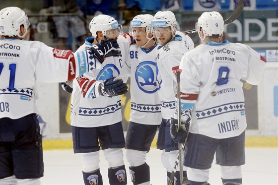 Hokejisté Plzn se radují ze vstelené branky v utkání proti Litvínovu.