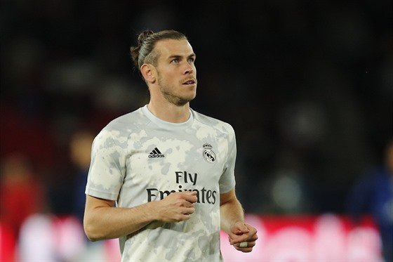 Gareth Bale z Realu Madrid se rozcviuje ped utkáním na pd PSG.