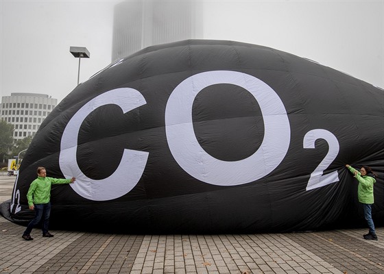 Na zahájení 68. frankfurtského autosalonu dorazili také ekologičtí aktivisté.