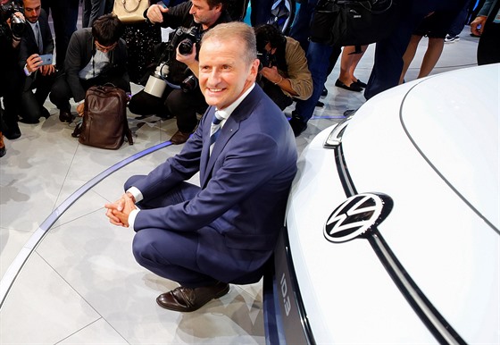 Volkswagen (na snímku generální ředitel Herbert Diess) na autosalonu ve...
