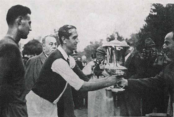 Kapitán Slavie Ferdinand Dauík pebírá v roce 1938 v Budapeti trofej pro...