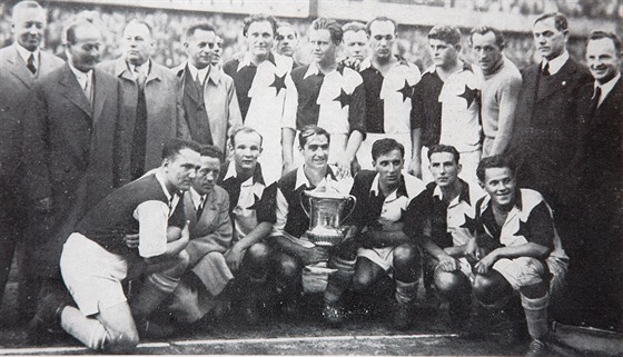 Slavia Praha, vtz Stedoevropskho pohru 1938. V horn ad stoj zleva:...