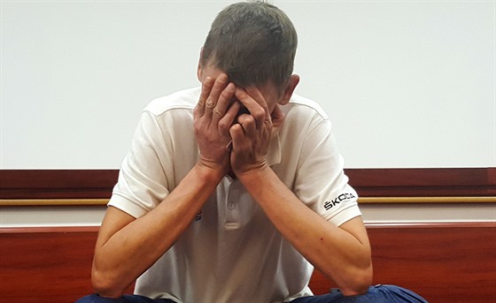 Obžalovaný Petr Huňka před novináři skrýval tvář. (13. září 2019)