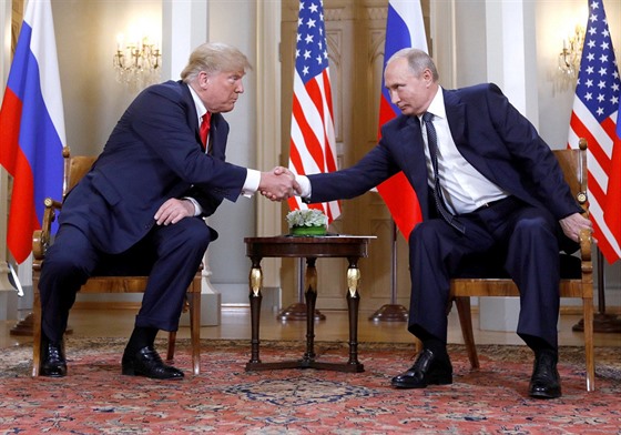 Americký prezident Donald Trump a ruský prezident Vladimir Putin na summitu v...