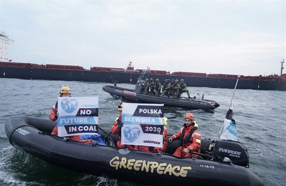 Aktivisté Greenpeace a polská pohraniní strá. (9. záí 2019)