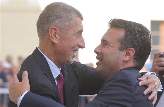 Premiér Andrej Babi se objal s pedsedou vlády Severní Makedone Zoranem Zaevem...