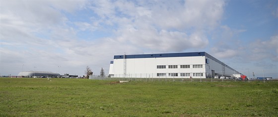 V sou�asnosti u brn�nského leti�t� fungují dv� haly, ani jedna v�ak není...