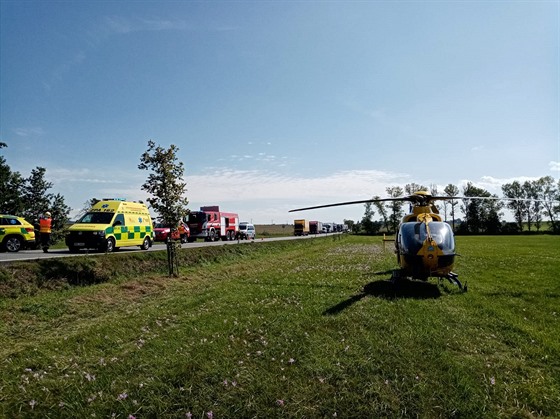 K nehodě u Holic vzlétl i záchranářský vrtulník.
