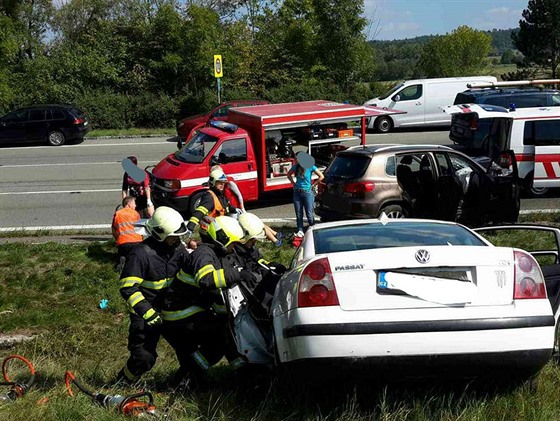 Nedávná srážka dvou volkswagenů u Týnišťka si vyžádala nejen smrt řidiče, závažná poranění utrpěli i další pasažéři včetně batolete.
