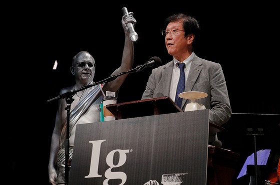 Japonec Shiguru Watanabe pevzal recesistickou Ig Nobelovu cenu zvanou té...