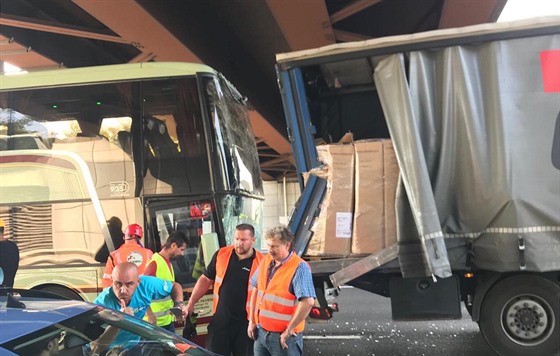 Autobus cestovní kancelá&#345;e CzechSportTravel u Milána havaroval s fanouky,...
