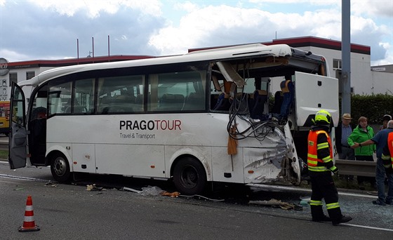 V Brn� se srazil autobus s nákladním autem. Zranilo se osm lidí.