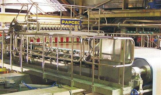 Stroj na výrobu papíru litovelské firmy Papcel.