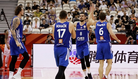 etí basketbalisté slaví povedenou akci v utkání mistrovství svta proti...