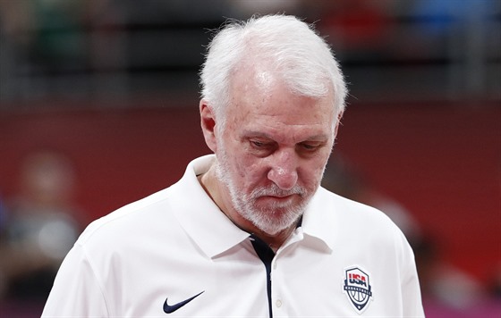 Zamylený americký trenér Gregg Popovich v utkání proti Polsku.