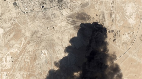 Hořící ropné zařízení v saúdskoarabském Abkajku (15. září 2019)