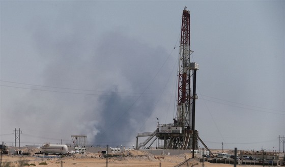 Kou ze zasaeného ropného zaízení v saúdskoarabském Abkajku (14. záí 2019)