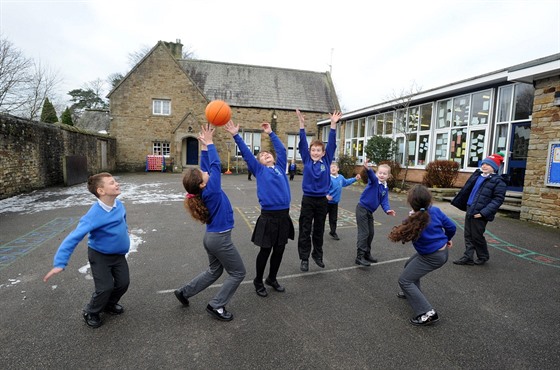 Školáci si hrají na dvoře v Prestonu v anglickém hrabství Lancashire.