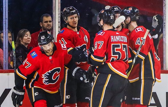 Michael Frolík (vlevo) se spoluhrái z Calgary Flames slaví gól. Dál se ale...