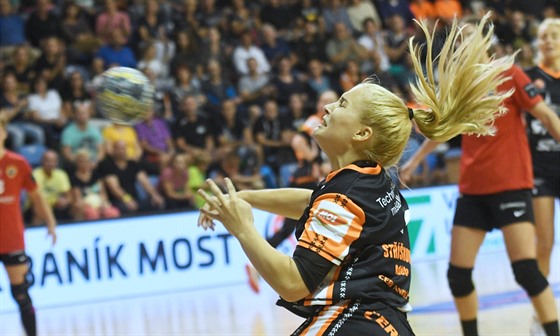 Mostecká házenkáka Adéla Stíková v zápase s Kastamonu Belediyesi.