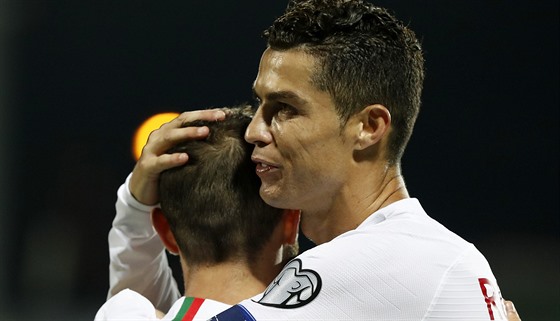 Cristiano Ronaldo (vpravo) se raduje se spoluhráem z jednoho z gól v duelu s...