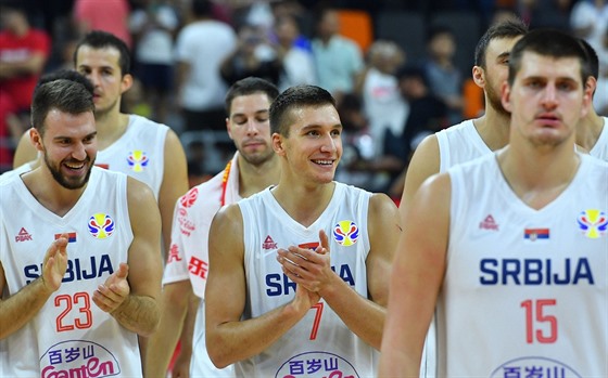 Basketbalisté Srbska po výhe nad USA.