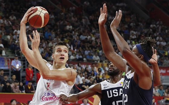 Srbský basketbalista Bogdan Bogdanovič útočí v zápase s USA.