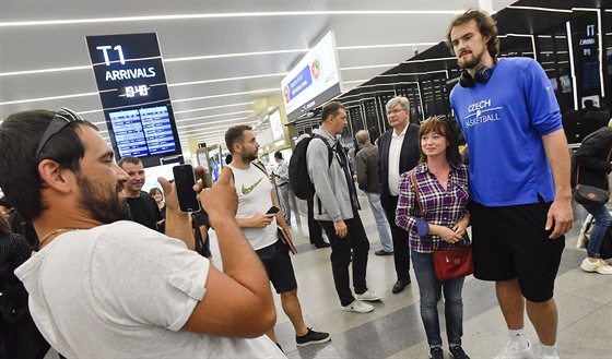 Fanynka se fotografuje s basketbalistou Ondejem Balvnem na ruzyskm letiti...