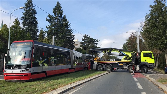 Ve Steovicích vykolejila tramvaj, uvolnila se obru. (17.9.2019)