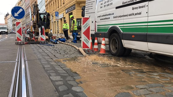 Havárie vodovodu v ulici Milady Horákové ráno zastavila provoz tramvají ve...