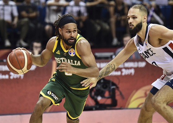 Australský rozehráva Patty Mills (zleva) obchází Evana Fourniera z Francie.