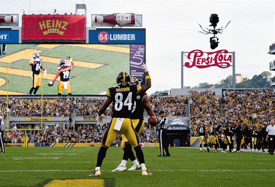 Antonio Brown oslavuje se spoluhráem povedenou akci Pittsburgh Steelers.