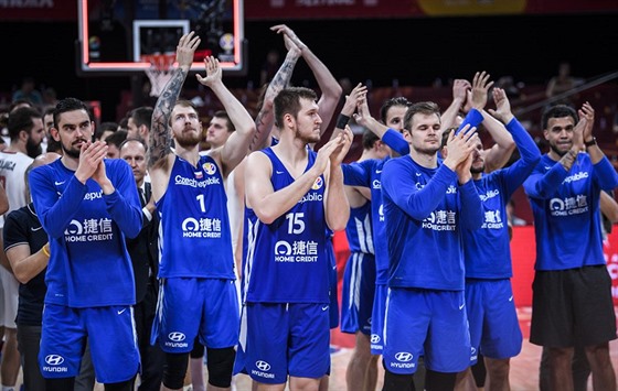 Čeští basketbalisté se loučí s fanoušky v Pekingu po zápase se Srbskem.