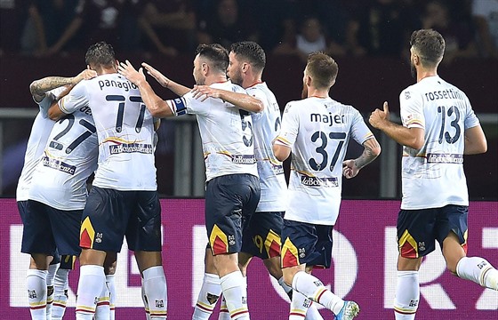 Fotbalisté Lecce se radují z gólu.