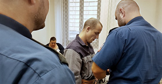 Sedmadvacetiletému Miroslavu Koníčkovi hrozilo za pokus o vraždu  řidiče dodávky až 18 let vězení. 