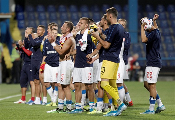 Čeští fotbalisté děkují fanouškům po vítězném utkání (3:0) v Černé Hoře.