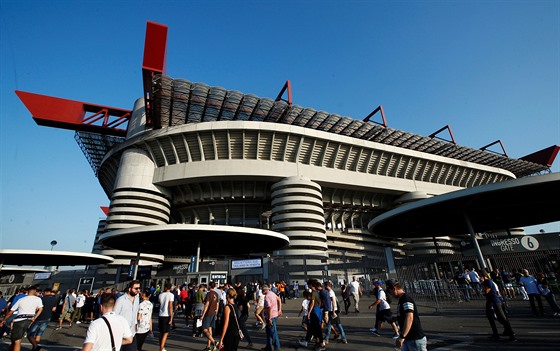 Fanoušci se scházejí před stadionem San Siro, na kterém se odehraje utkání Ligy...