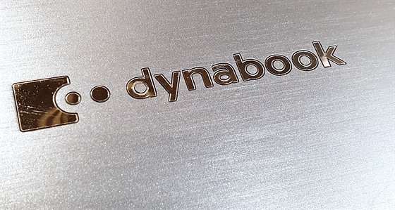 Logo Dynabook na víku notebooku