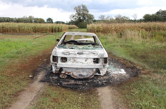 Zloději raději auta zapálili, když jim byli policisté na stopě.