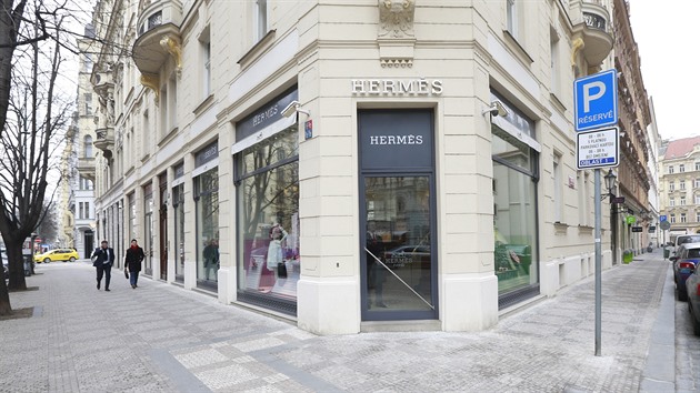 Stárnoucí spolumajitel značky Hermès ustanovil dědice. Zahradníka z Maroka