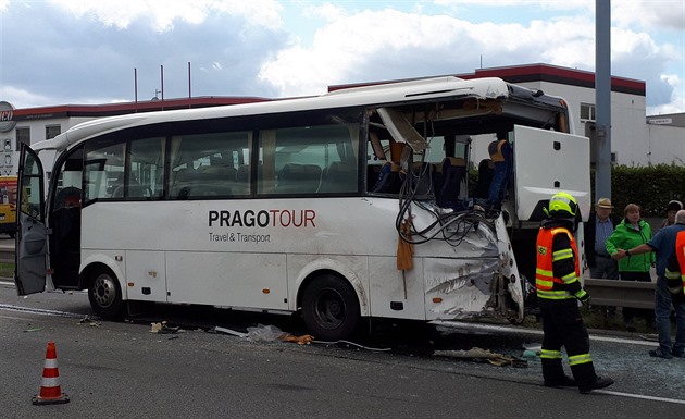 V Brn se srazil autobus s nákladním autem. Zranilo se osm lidí.