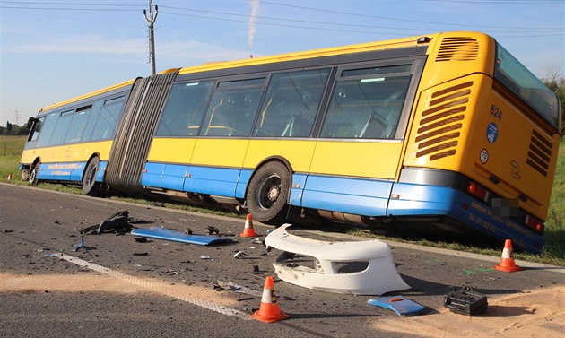 Pi nehod u Otrokovic se zranili tyi lidé vetn cestujících z autobusu...