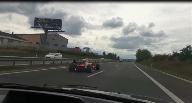 Krajský úřad zrušil trest pro řidiče formule, který se proháněl po dálnici