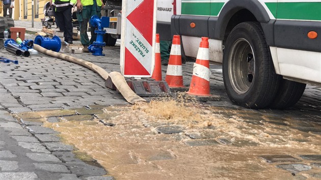 V Bělehradské ulici jezdí tramvaje odklonem, může za to havárie vodovodu