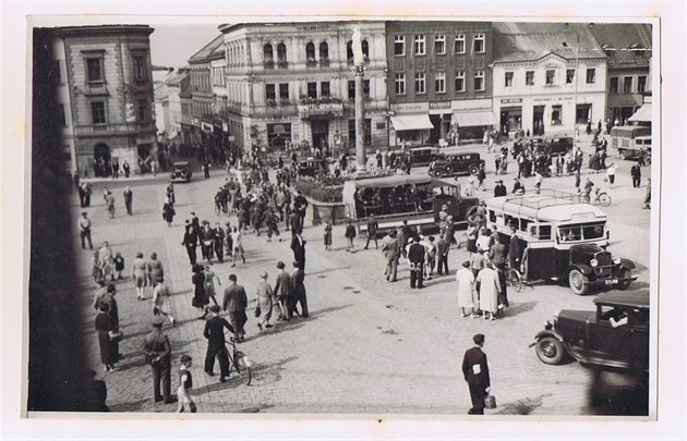 Nmci odváejí 1. záí 1939 v autobusech do koncentraního tábora Buchenwald...